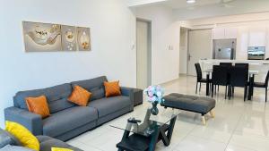 Χώρος καθιστικού στο High floor Seaview 2BR Jazz Suite Bathtub &Sauna