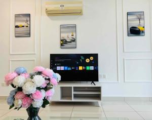 Μια τηλεόραση ή/και κέντρο ψυχαγωγίας στο High floor Seaview 2BR Jazz Suite Bathtub &Sauna