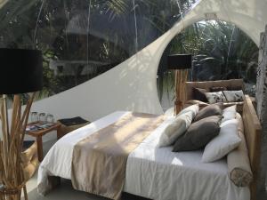 Voodi või voodid majutusasutuse Bubble Lodge Bois Chéri Plantation toas