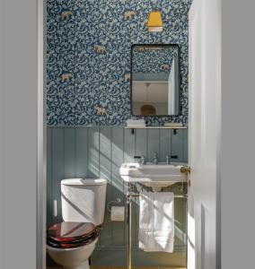 Un baño de Henge Estate - Large Manor with ensuite double rooms, hot tub and tennis court 49 fotos más