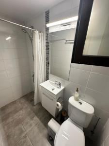 un bagno con un water bianco e un lavandino di ARSENIa COTTAGE a Kyperounda Altre 17 foto