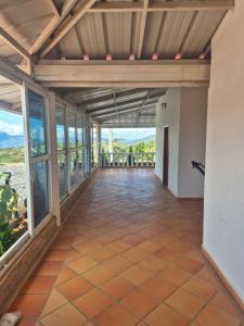 洛斯桑托斯Casa Cañón ecolodge的从一栋拥有大窗户的房子的走廊望出去的景色。 更多3张照片