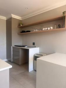 サマーセット・ウェストにあるThe Nestのキッチン(白いカウンター、白いカウンタートップ付)