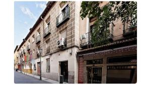 una calle vacía en una ciudad con edificios en Comfy 1 BR Flat - Bright, Central & Calm, en Madrid