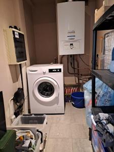 eine Waschküche mit Waschmaschine in der Unterkunft De Peperbus in Lokeren