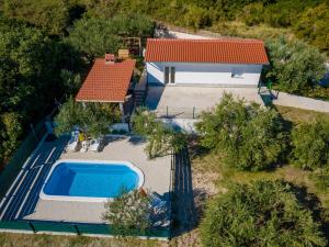 an aerial view of a house with a swimming pool at Holiday House Olive in Solin