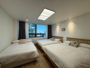 Ένα ή περισσότερα κρεβάτια σε δωμάτιο στο Oasis Hongdae Central