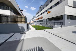 una sombra de un edificio en una acera en Modern studio with a private terrace Madrid Temporal FUE503, en San Sebastián de los Reyes