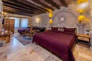 Un dormitorio con una cama y una sala de estar. en Rose Moon Cave, en Nevşehir 99 fotos más