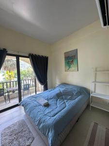 En eller flere senge i et værelse på Nanworld travel sea view room