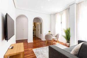 una sala de estar con un sofá y una mesa en Cozy 1BD Apartment in Alonso Martínez, en Madrid