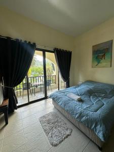 En eller flere senge i et værelse på Nanworld travel sea view room