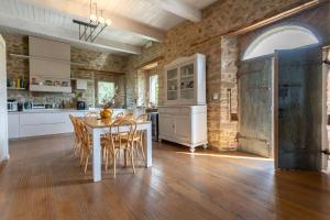 Η κουζίνα ή μικρή κουζίνα στο Palazzo Serre - Natura & Piscina