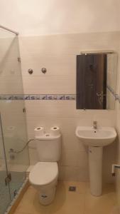 ein Badezimmer mit Toilette und Waschbecken in der Unterkunft Appartement 2 chambres meublé Marrakech in Marrakesch + 4 Fotos