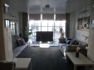 Una sala de estar con un sofá y un televisor. en Marsden B&B, en Blackpool