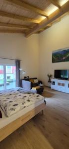 una camera da letto con un letto e un soggiorno di Gästehaus Hähnchenbach a Kelberg