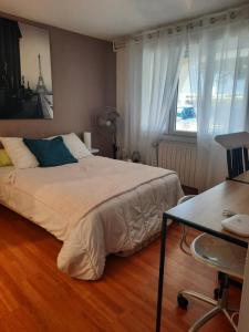 ein Schlafzimmer mit einem Bett und einem Tisch und einem Fenster in der Unterkunft Dauriac 256 in Guilherand