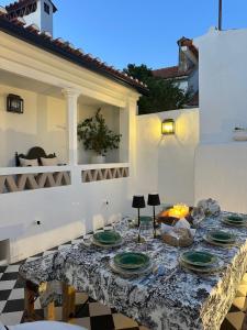 una mesa con platos y vasos en la parte superior de una habitación en Casa do Juiz, en Barca da Amieira