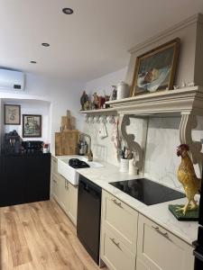 una cucina con ripiani bianchi e forno a piano cottura di Casa do Juiz a Barca da Amieira