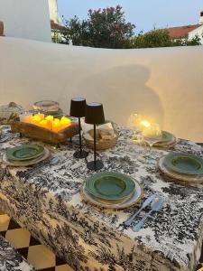 una mesa con platos y velas en Casa do Juiz, en Barca da Amieira