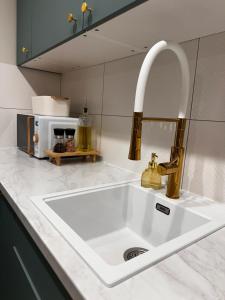 a kitchen counter with a sink in a kitchen at Mieszkanie w centrum miasta in Kętrzyn