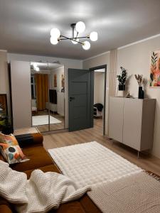 a living room with a couch and a mirror at Mieszkanie w centrum miasta in Kętrzyn