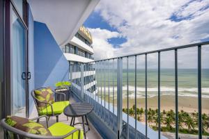岘港Nesta Celia Danang Hotel的享有海滩美景的阳台