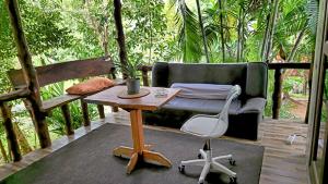 uma cadeira e uma mesa num deque em Phangan chai II by wildflower em Ko Phangan mais 8 fotografias