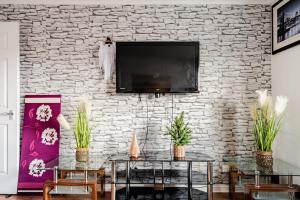 Μια τηλεόραση ή/και κέντρο ψυχαγωγίας στο 3 beds,2 bedroom apt near city centre Glasgow