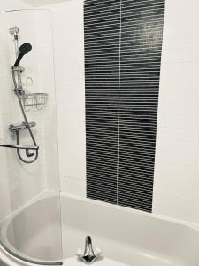 Ένα μπάνιο στο 3 beds,2 bedroom apt near city centre Glasgow +14 φωτογραφίες