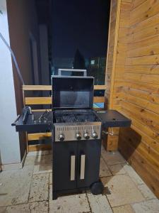 Gril dostupný pro hosty v apartmánu