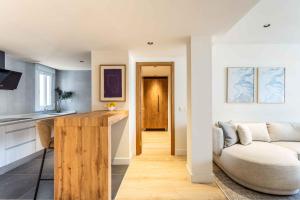a living room with a couch and a table at Modern Stay in Plaza Castilla in Madrid