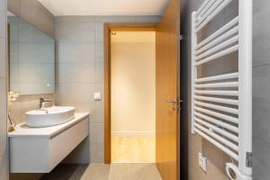 a bathroom with a sink and a mirror at Modern Stay in Plaza Castilla in Madrid