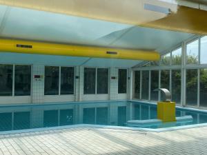 an empty swimming pool in a building at Ferien-Chalet Oostkapelle in Oostkapelle