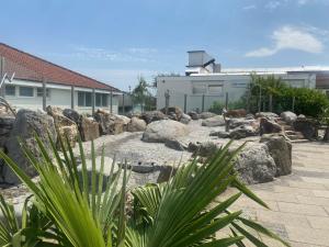 a garden with rocks and plants in front of a building at Ferien-Chalet Oostkapelle in Oostkapelle