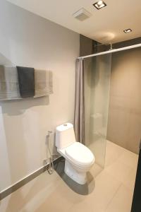 Et badeværelse på Modern Apartment in Chalong + 3 billeder