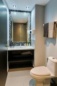 Et badeværelse på Modern Apartment in Chalong