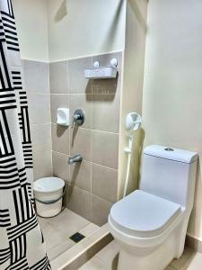 un baño con inodoro y ducha en CDO cityscape CONDO, en Cagayan de Oro