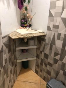 un baño con lavabo y espejo en Recanto Privativo Suíte Brisa de Araruama - Região dos Lagos, en Araruama 83 fotos más