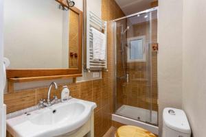 a bathroom with a sink and a shower at Urban Nest Retreat in Madrid