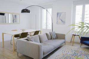 una sala de estar con un sofá y una mesa en Wonderful 2BR2BA flat overlooking Pedro Zerolo S, en Madrid
