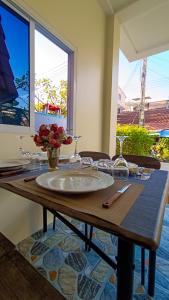 ein Tisch mit einem Waschbecken in einem Raum mit einem Fenster in der Unterkunft Kata Lina guesthouse in Kata Beach