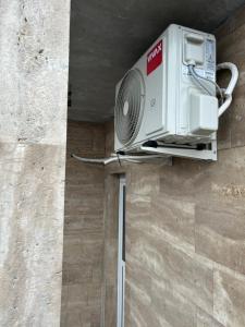um ar condicionado na lateral de uma parede em Apartmani BALKAN em Sjenica mais 13 fotografias