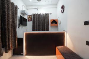 Μια τηλεόραση ή/και κέντρο ψυχαγωγίας στο Ram Milan Palace ayodhya +5 φωτογραφίες