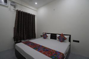 Ένα ή περισσότερα κρεβάτια σε δωμάτιο στο Ram Milan Palace ayodhya
