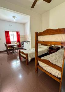 Apart hotel Bonato في La Porteña: غرفة نوم بسريرين بطابقين وغرفة طعام