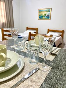 uma mesa com pratos e copos sobre uma mesa em Apart Cavalari Kitnets em Marília