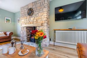 TV/trung tâm giải trí tại 2 Bed in Stoney Middleton oc-b34247