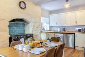 Nhà bếp/bếp nhỏ tại 2 Bed in Stoney Middleton oc-b34247