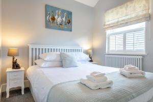 Giường trong phòng chung tại 2 Bed in Stoney Middleton oc-b34247